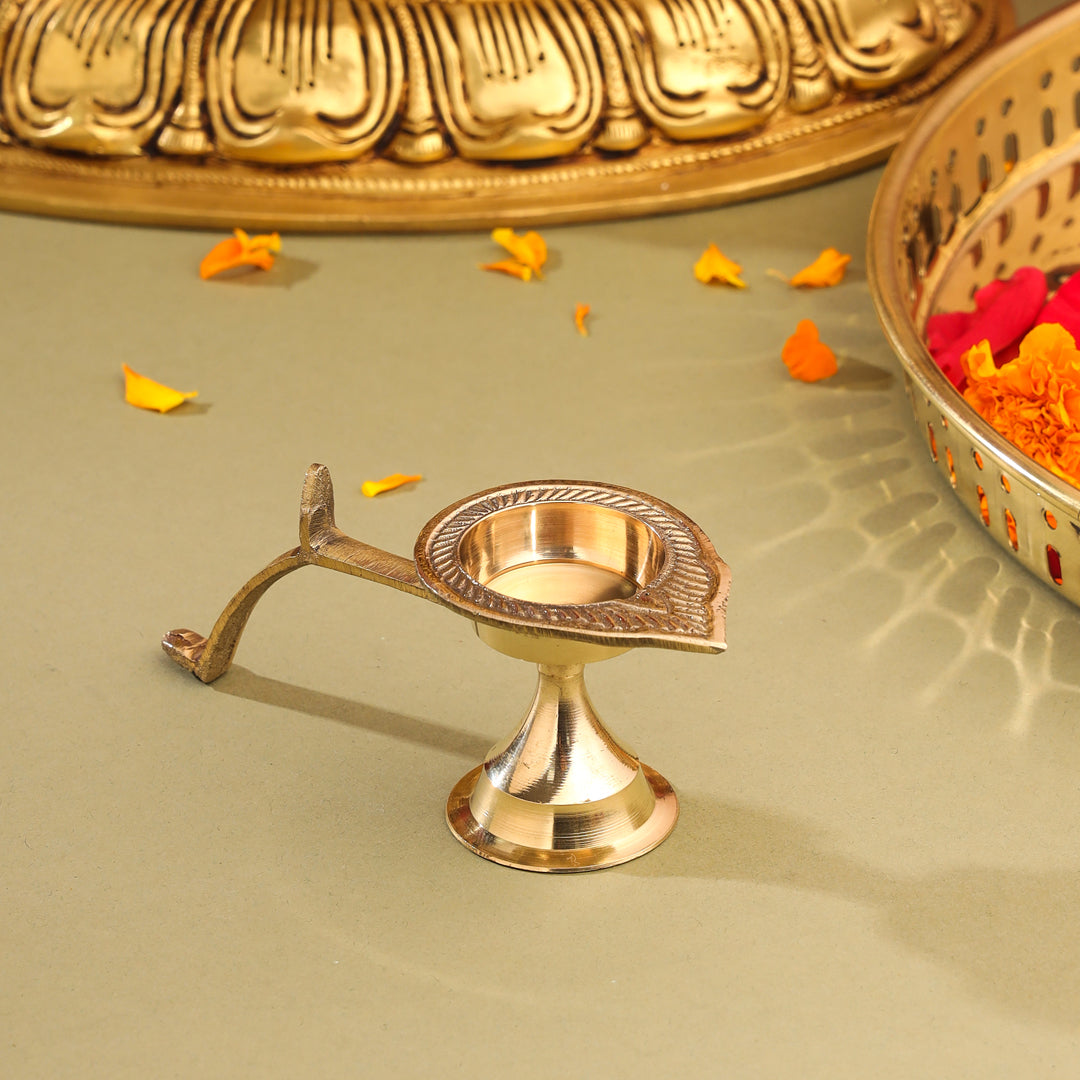Brass Design Aarti Diya With Handle (2 Inch)