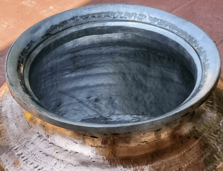 टिन कोटिंग वाला प्राचीन तांबे का बड़ा बर्तन