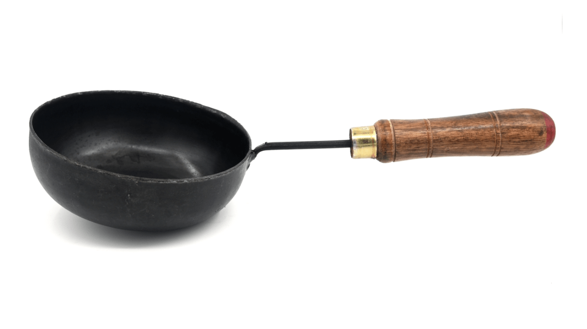 लकड़ी के हैंडल के साथ अनुभवी फ्लैट आयरन तड़का मेकर