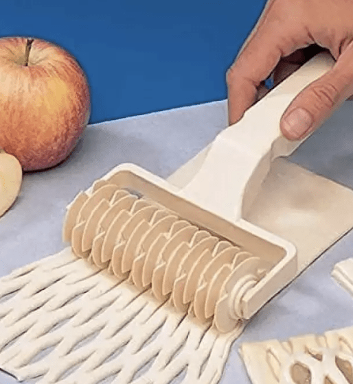 Pastry Baking Plastic Mould Netting Roller Cutter (Random Color) Pastry Cutter