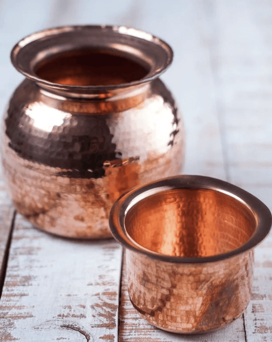 கோப்பையுடன் கூடிய செம்பு தண்ணீர் பானை (சோம்பு - லோட்டா)