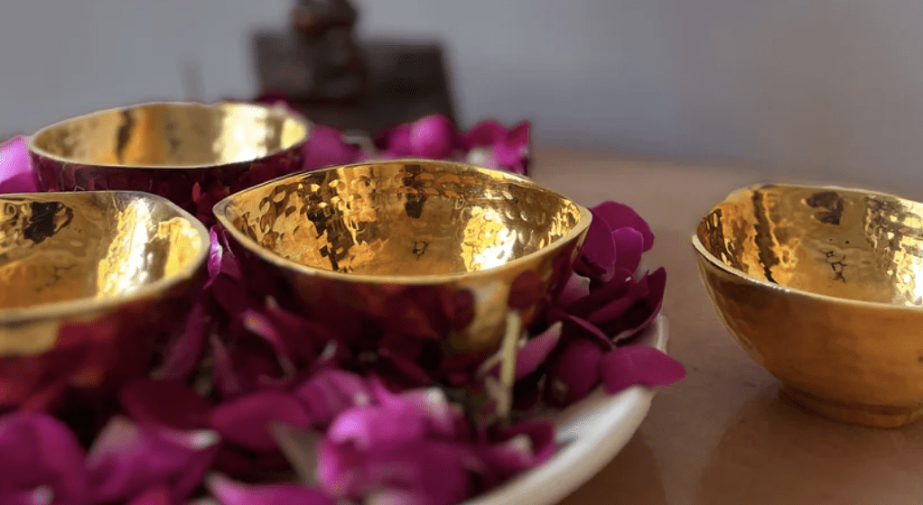 ஐவரி பரிசுப் பெட்டியில் நாவ் பித்தளை தியா (4-ன் தொகுப்பு).