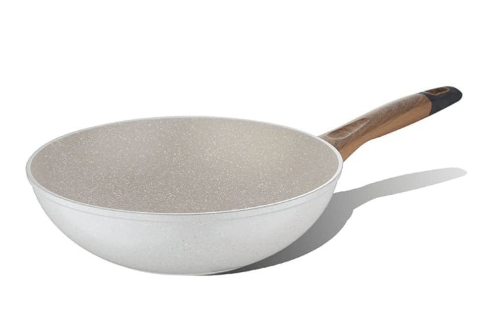 बर्गनर नेचुरली फोर्ज्ड एल्युमीनियम 28 सेमी वोक, 3.3 लीटर नॉन-स्टिक वोक मार्बल कोटिंग के साथ, सॉफ्ट टच हैंडल, समान ताप वितरण, नॉन-वोवन ट्राइवेट, इंडक्शन बॉटम और गैस स्टोव रेडी के साथ आता है