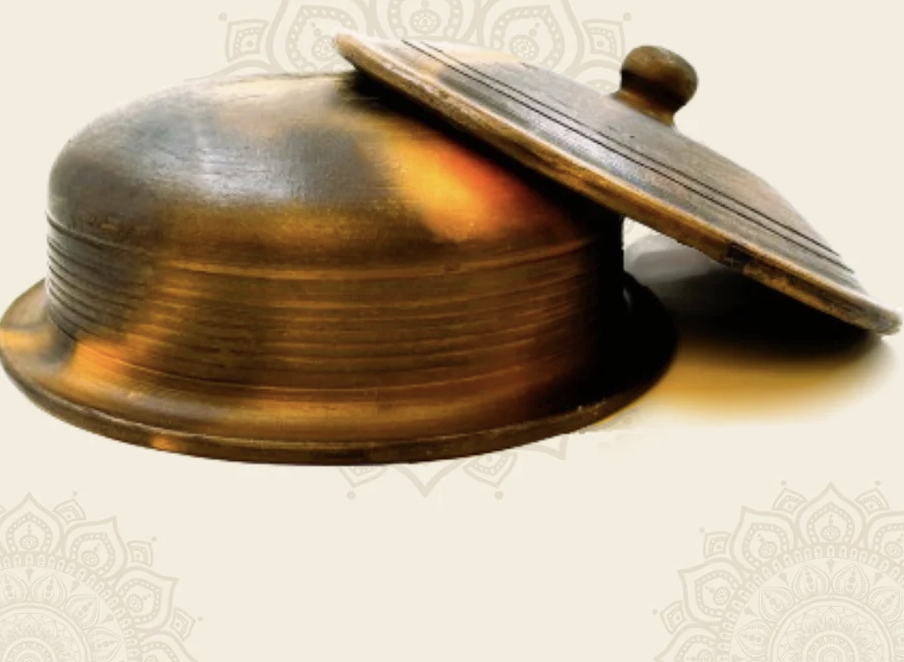 சமைப்பதற்கும் பரிமாறுவதற்கும் மூடியுடன் கூடிய 1.5 லிட்டர் பிரீமியம் கைவினைப் பொருட்கள் கொண்ட களிமண் பாத்திரம் / ஹேண்டி. நிறம்: கருப்பு