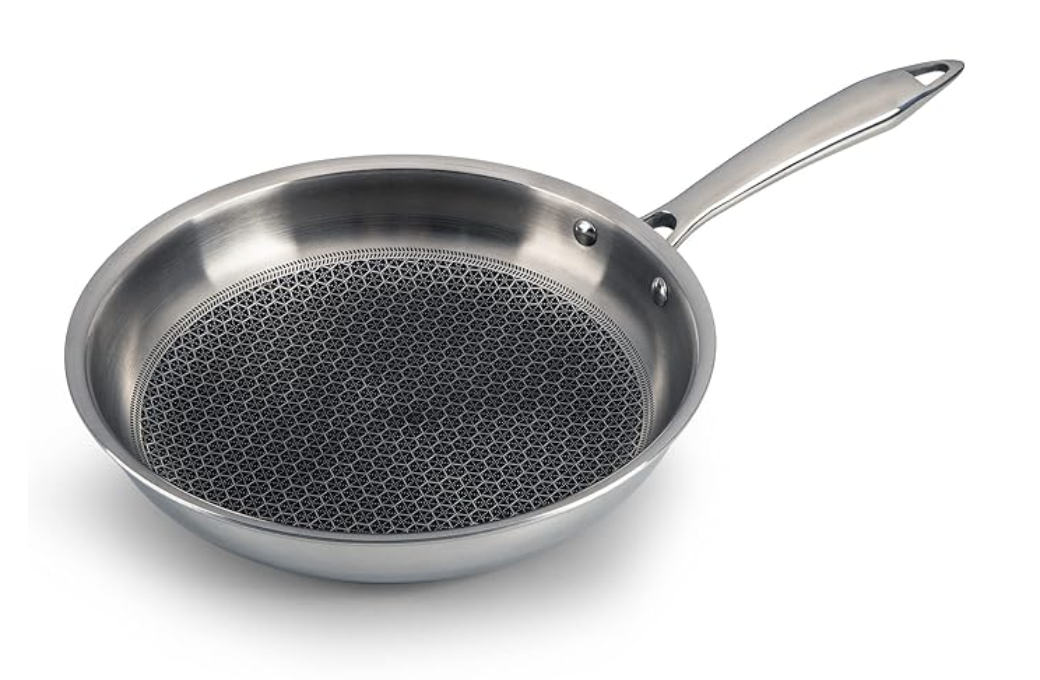 रॉयल हनी कॉम्ब फ्राइंग पैन, 1 लीटर क्षमता, 22 सेमी व्यास, हनी कॉम्ब के साथ ट्राई-प्लाई स्टील, रिवेटेड हैंडल, भोजन सुरक्षित और PFOA मुक्त, गैस और इंडक्शन संगत, खाना पकाना, तलना, परोसना, सिल्वर