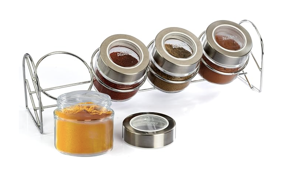 AGARO एलिगेंट ग्लास स्पाइस जार मेटल स्टैंड के साथ, 4 का पैक, 100ml प्रत्येक, मसाला स्टोरेज बॉक्स, किचन ऑर्गनाइज़र, मसाला कंटेनर, किचन के लिए मसाला बॉक्स, पारदर्शी प्लास्टिक के साथ स्टील ढक्कन, पारदर्शी