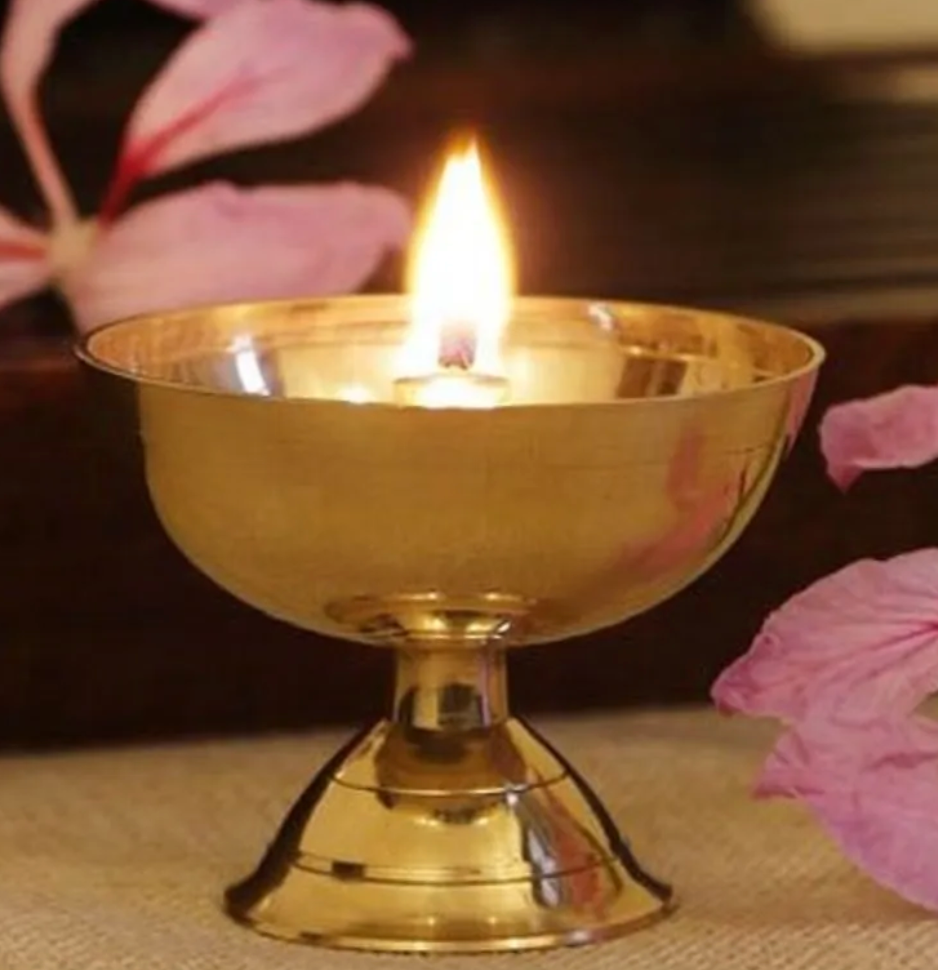 अनुष्ठानों और गृह सज्जा के लिए पारंपरिक पीतल का पूजा कटोरा | VelanStore.com