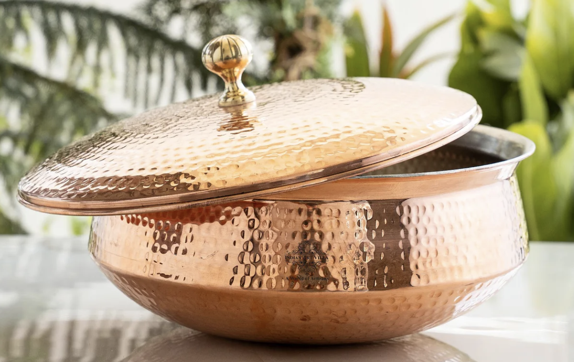 கைவினைஞர்களால் செய்யப்பட்ட செம்பு சுத்தியல் லகான் மூடியுடன் - பல அளவுகள் (8 முதல் 14 அங்குலம்) | வேலன் ஸ்டோரின் பாரம்பரிய இந்திய சமையல் பாத்திரங்கள்