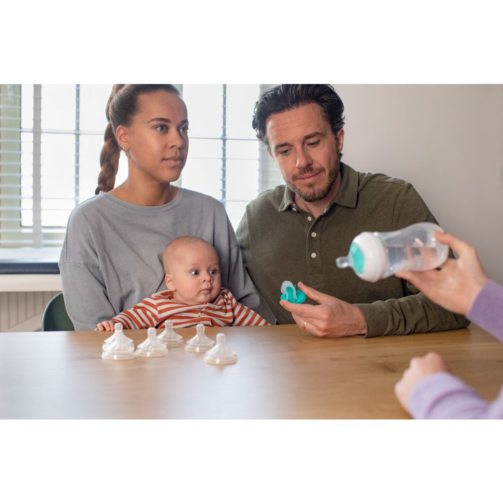 Philips Avent Natural Response Baby Bottle 260ml with AirFree Vent, Medium Flow, 3-6m (SCY673/01)