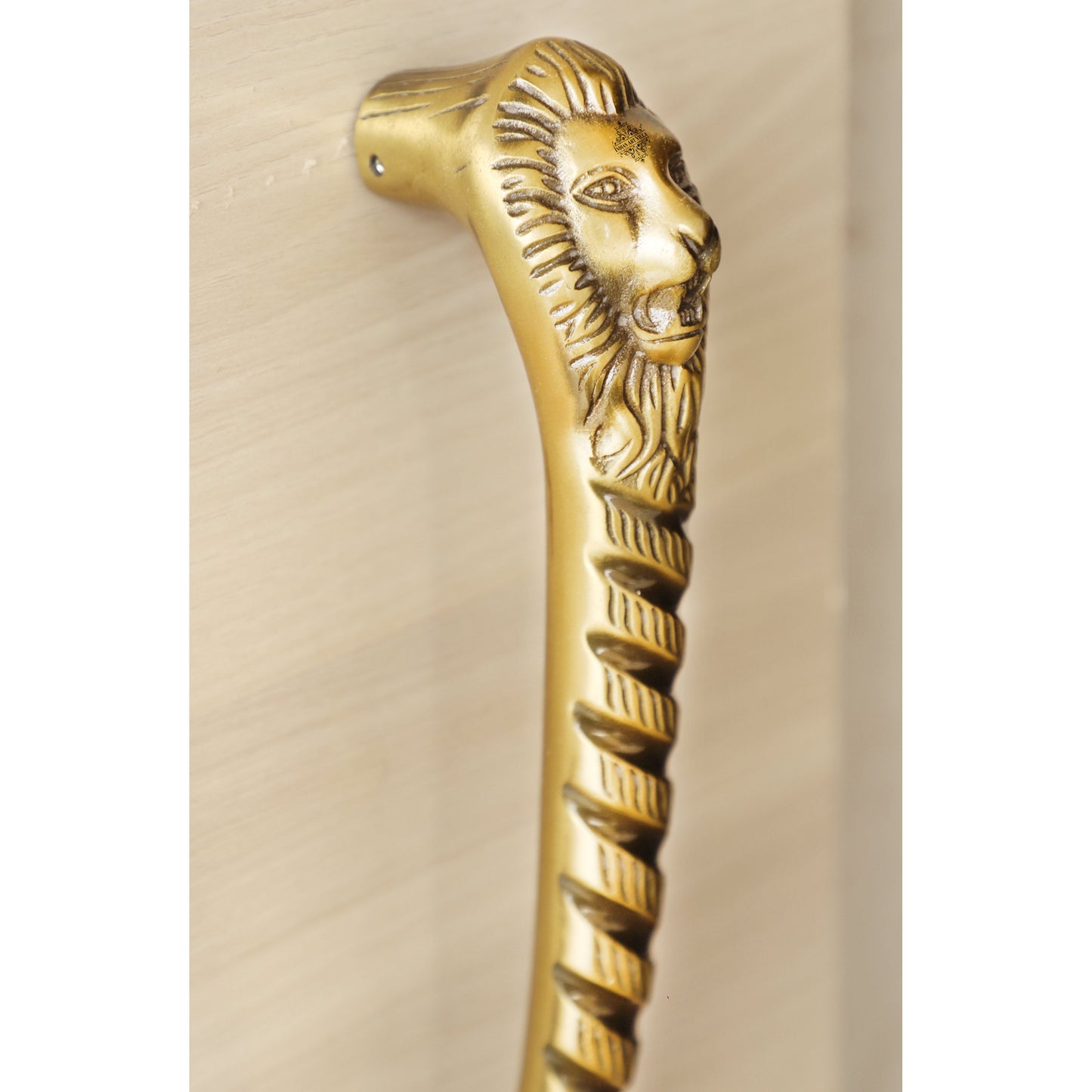 Exquisite Brass-Finished Aluminum Door Handle with Lion Bearded Design – A Touch of Timeless Elegance