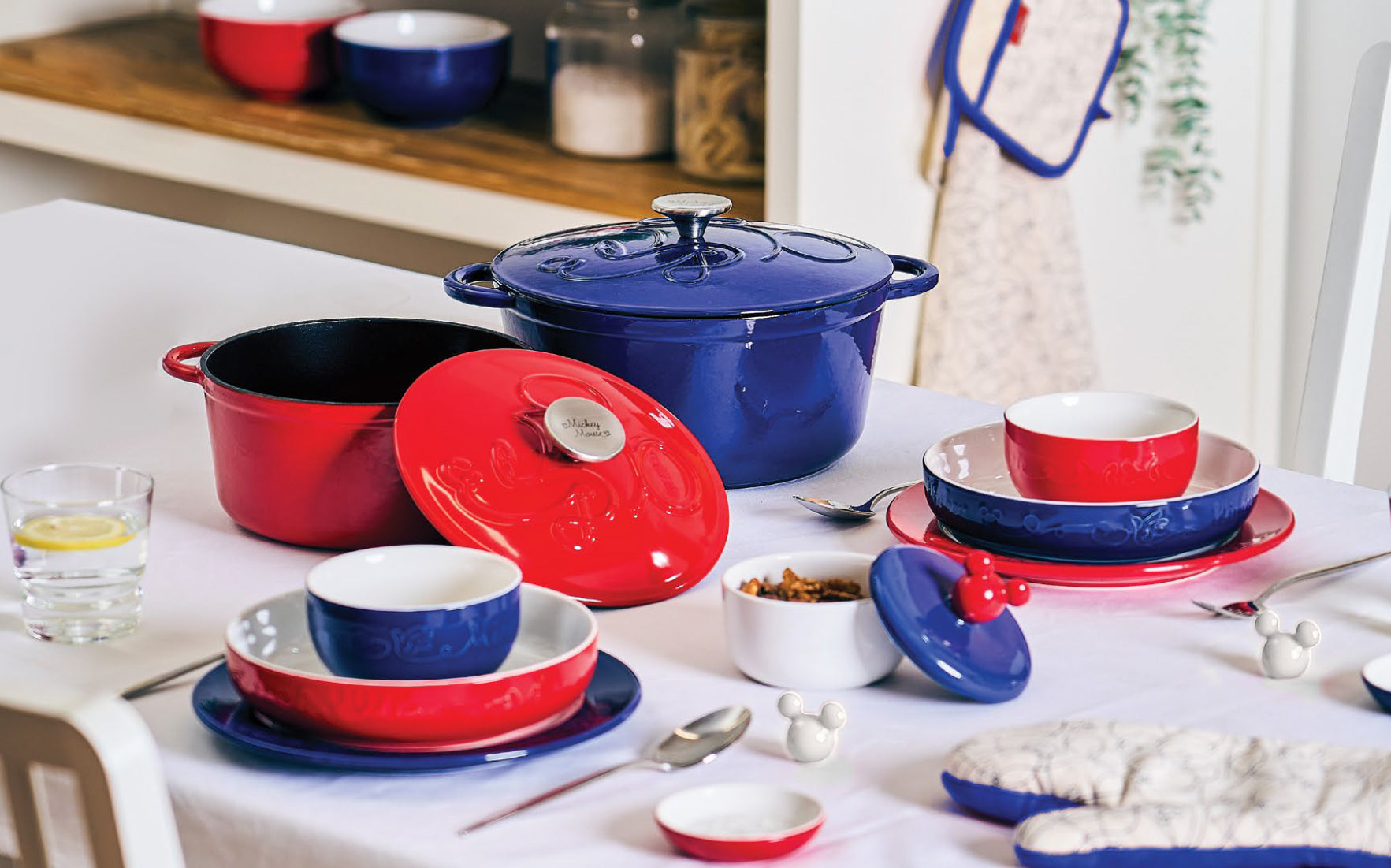 Meyer Disney Bon Voyage Enameled Cast Iron Casserole with Lid, 25cm, 4.5L, Blue