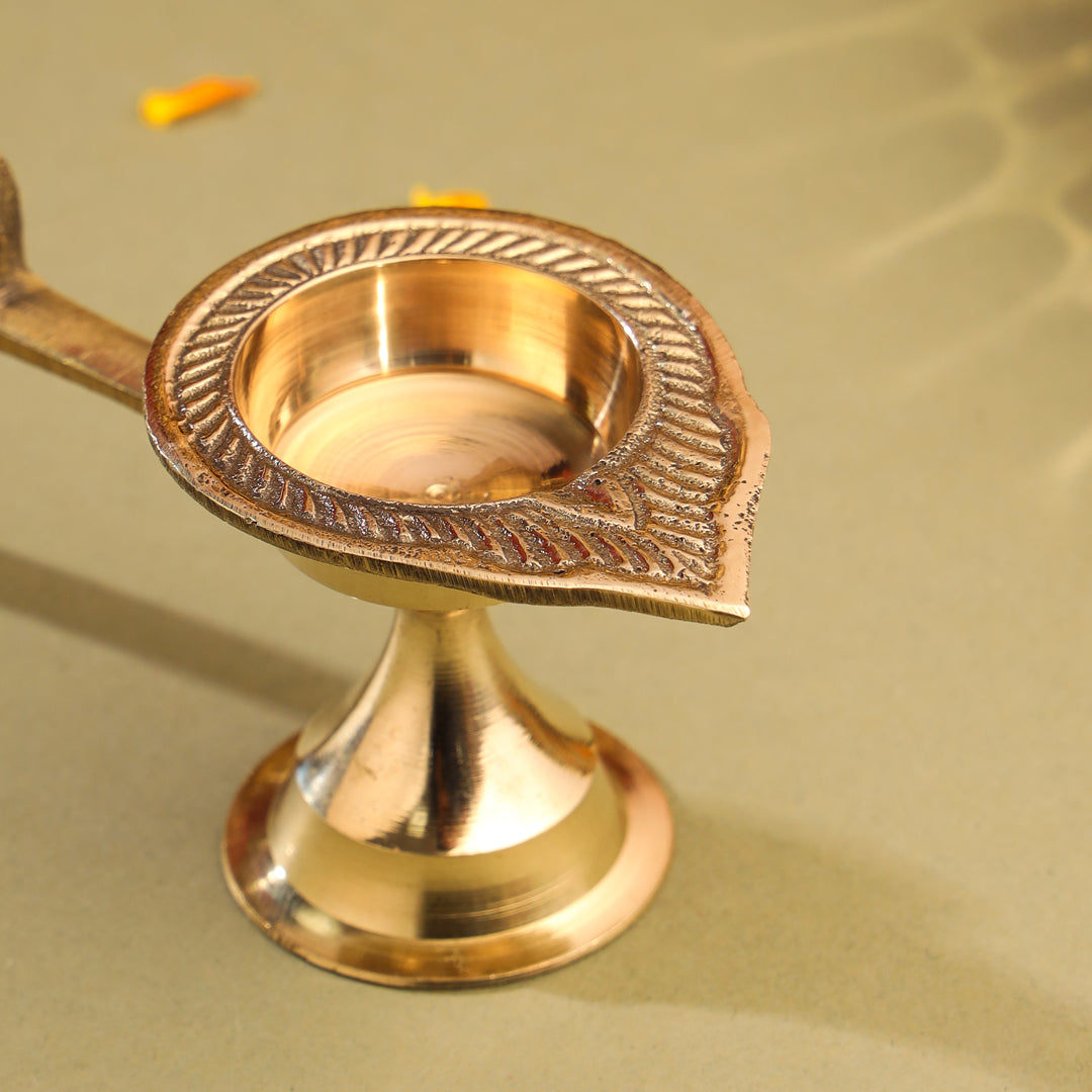 Brass Design Aarti Diya With Handle (2 Inch)