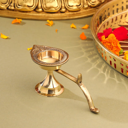 Brass Design Aarti Diya With Handle (2 Inch)