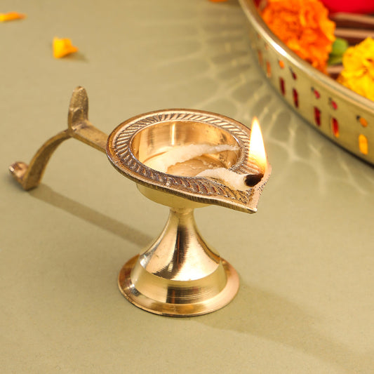 Brass Design Aarti Diya With Handle (2 Inch)