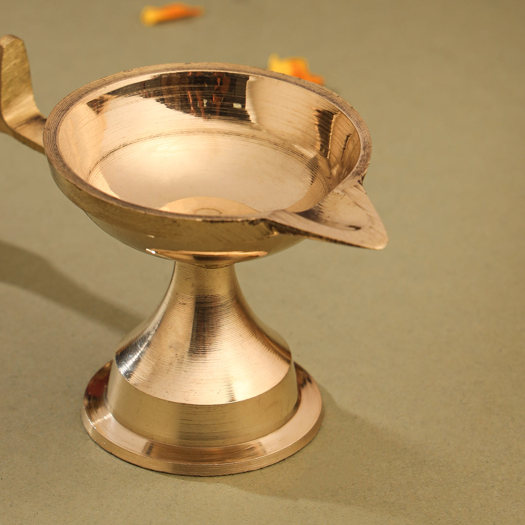 Brass Plain Aarti Diya With Handle (2.5 Inch)