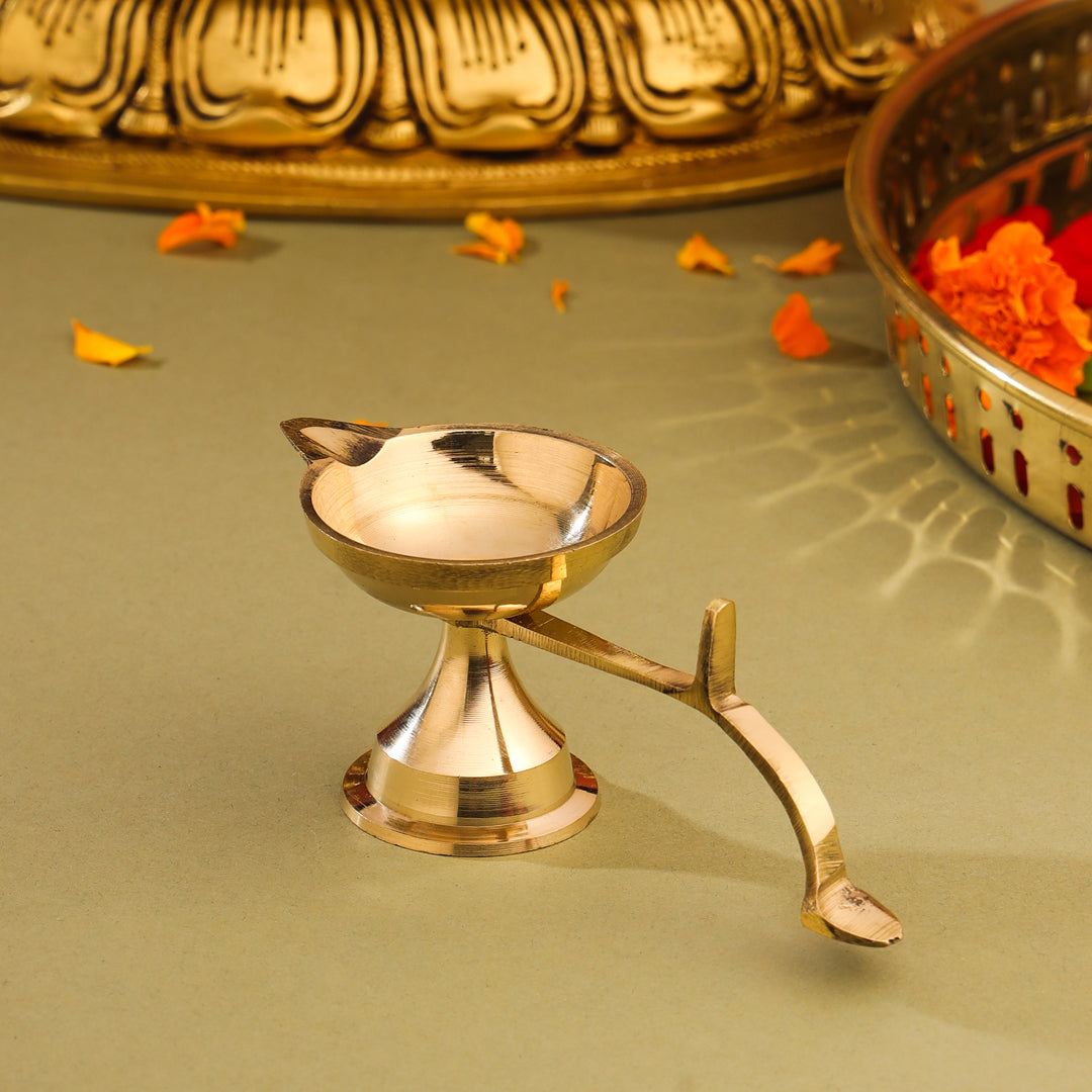 Brass Plain Aarti Diya With Handle (2.5 Inch)
