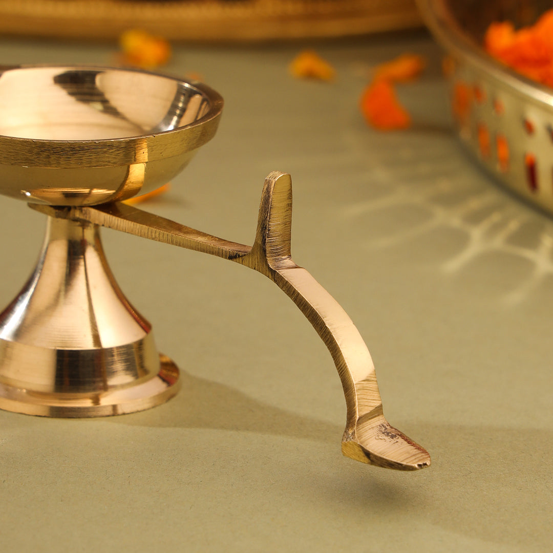 Brass Plain Aarti Diya With Handle (2.5 Inch)