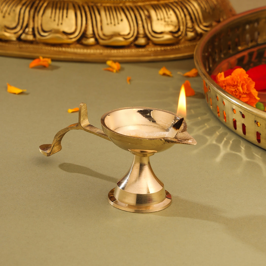 Brass Plain Aarti Diya With Handle (2.5 Inch)