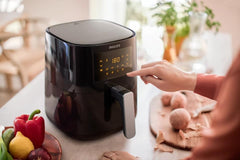 Philips Essential Air Fryer HD9252/70 with Rapid Air Technology, uses up to 90% less fat