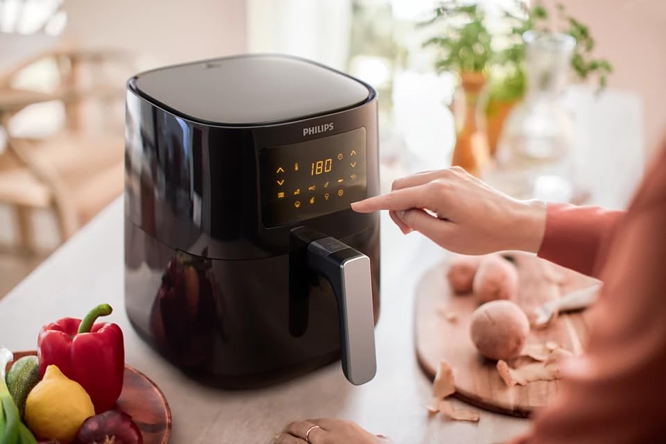 Philips Essential Air Fryer HD9252/70 with Rapid Air Technology, uses up to 90% less fat
