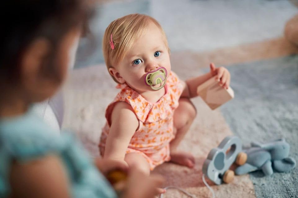 Philips Avent Ultra Air Soother - 2 x Light, Breathable Baby Soothers for Babies Aged 0‑6 Months (SCF085/12)