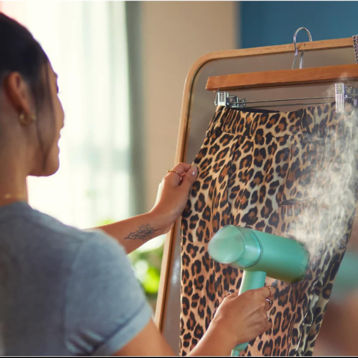 Philips STH3010/70 Garment steamer 1000 Watt Green kills 99.9% Bacteria