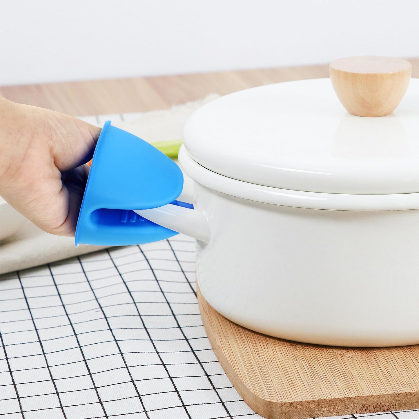 2 Pairs Mini Oven Gloves, Silicone Oven Mitts Heat Resistant, Silicone Potholders Cooking Pinch for Kitchen Cooking & Baking (Red and Blue)