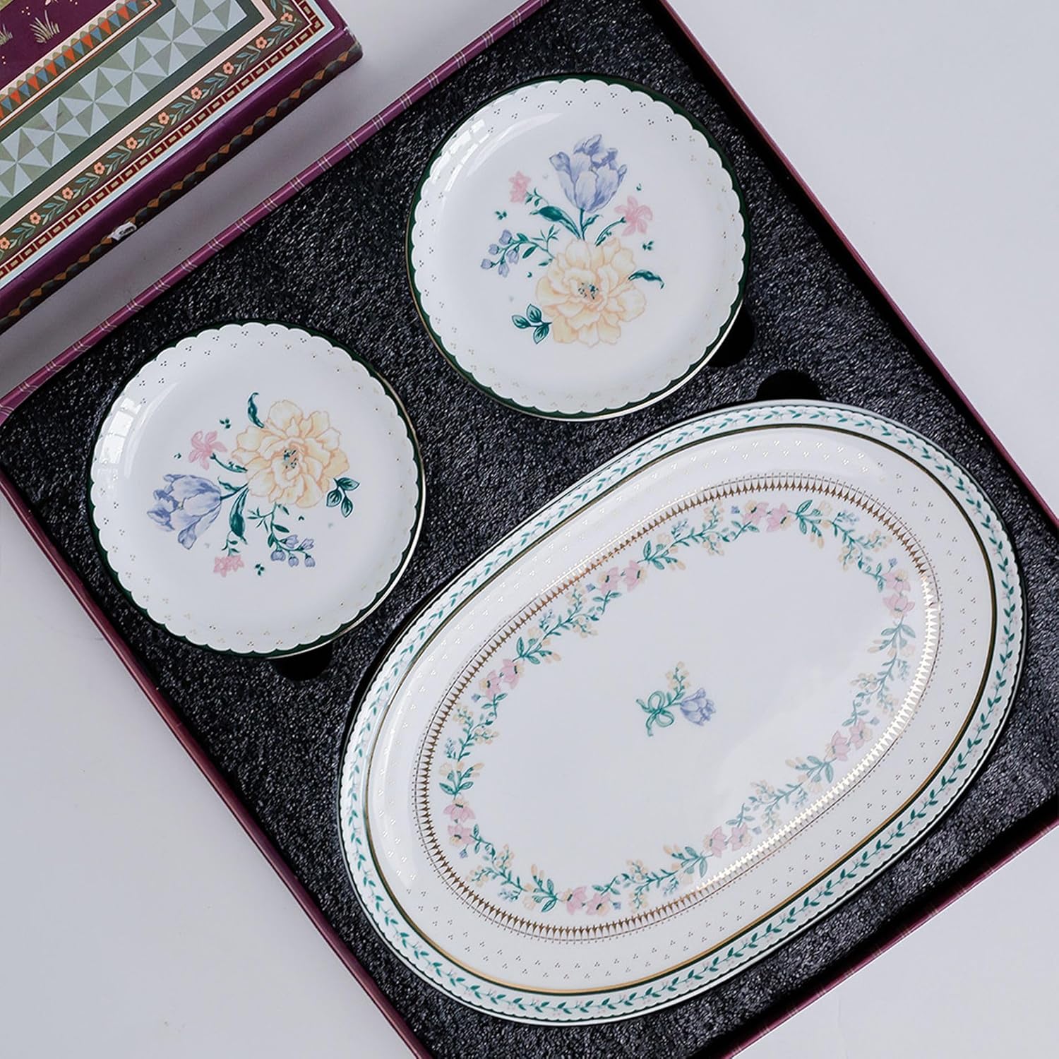 Magique by The Wishing Chair x ClayCraft : Emerald Ribbon - Amber Giftbox | Set of 4 Snack Plates & Serving Platter | Dishwasher Safe | Festive Gifting | GiftBox Packaging