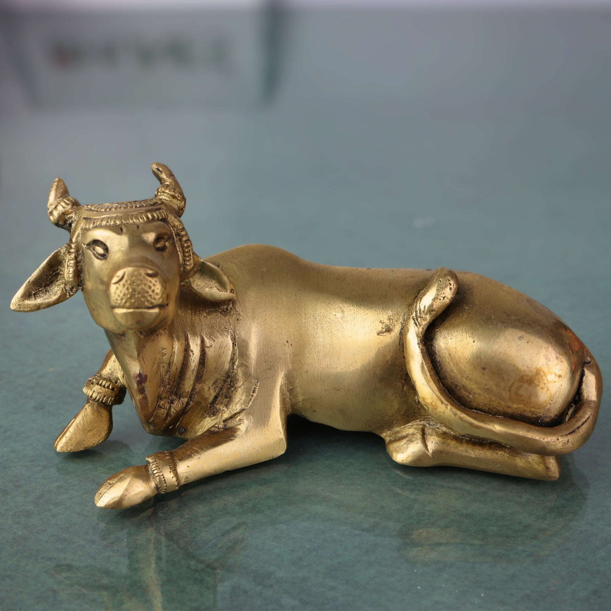 Brass Kamadenu Cow Idol – Handcrafted Nandi & Kamadenu Sculpture for Pooja, Temple, Home Decor, Ashtadhatu & Peetal Options, Gold, 2.5 Inch, 1 Piece