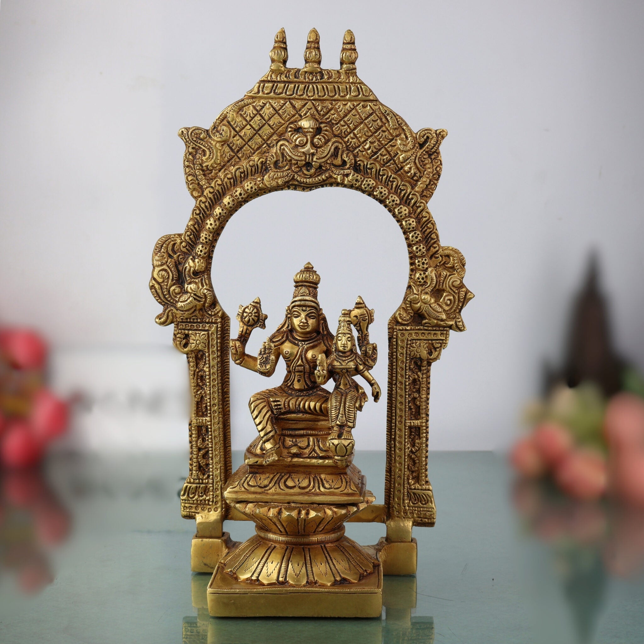 Brass Vishnu Lakshmi Idol with Temple Style Prabhavali Peetam – Handcrafted Narayana Lakshmi Murti, Venkateshwara Balaji Statue for Pooja, Home Decor & Gifting,Gold, 10.5 Inch, 1 Piece