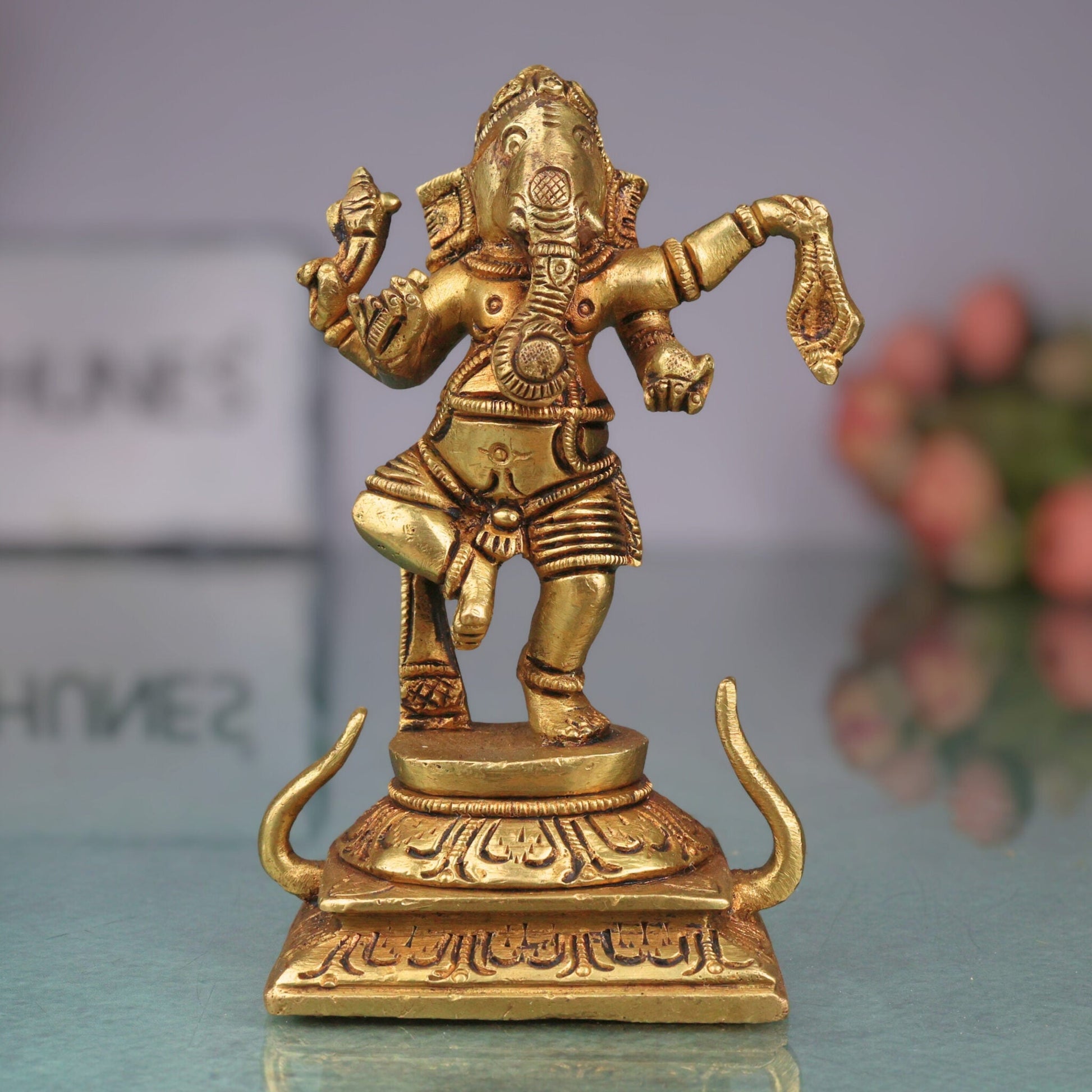Handcrafted Brass Ganpati Ganesh Idol | Vinayaka Pital Murti for Home Temple Office Decor | Vighnaharta Gajanana Statue ,Gold, 5 Inch, 1 Piece
