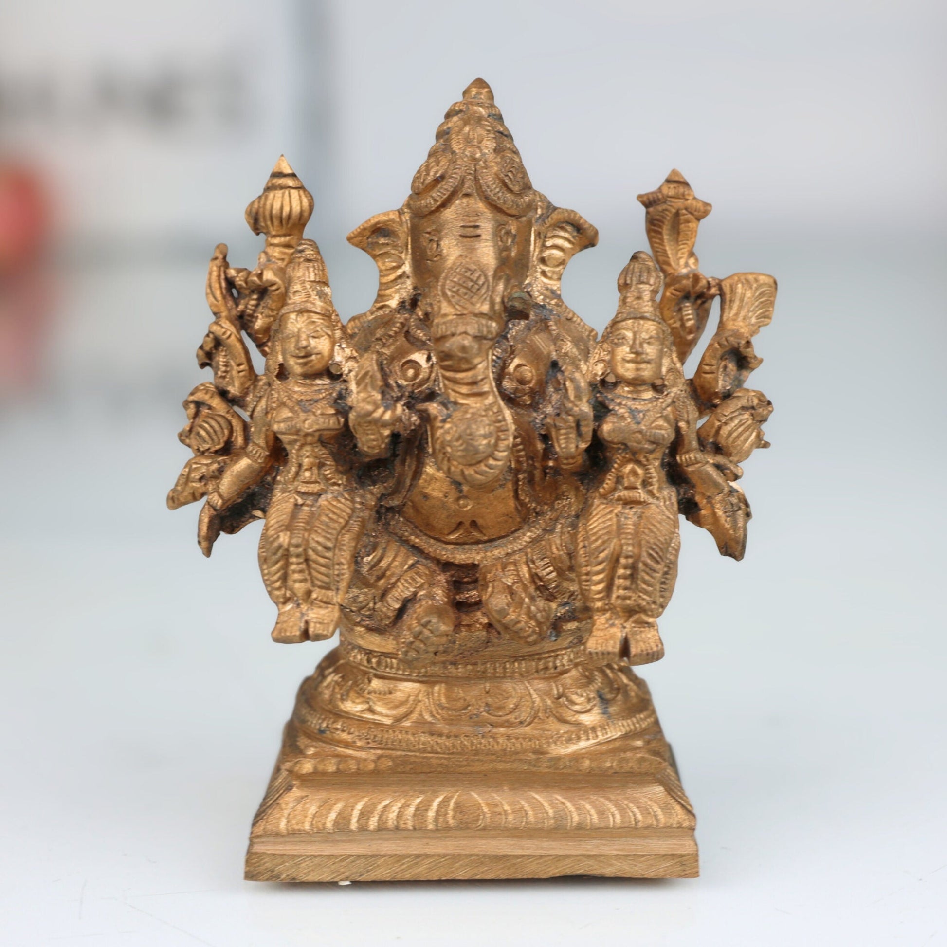 Handmade Riddhi Siddhi Ganapati Idol in Panchaloha Bronze, Ganesha with Consorts, Vinayaka, Ganapati, Vighneshvara, South Indian Chola Art Murti for Home & Temple,Gold, 3.5 Inch, 1 Piece