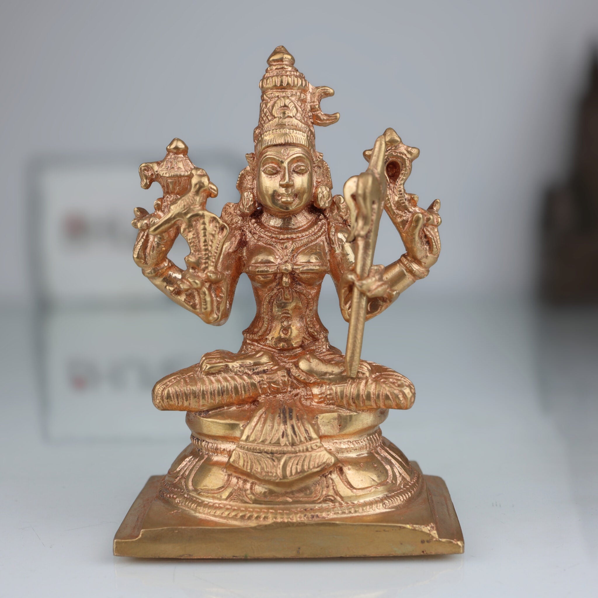 Handcrafted Bronze Kamakshi Amman Idol – Panchaloha Kanchi Kamakshi Devi Statue in Chola Style for Pooja & Temple Decor,Gold, 5.5 Inch, 1 Piece