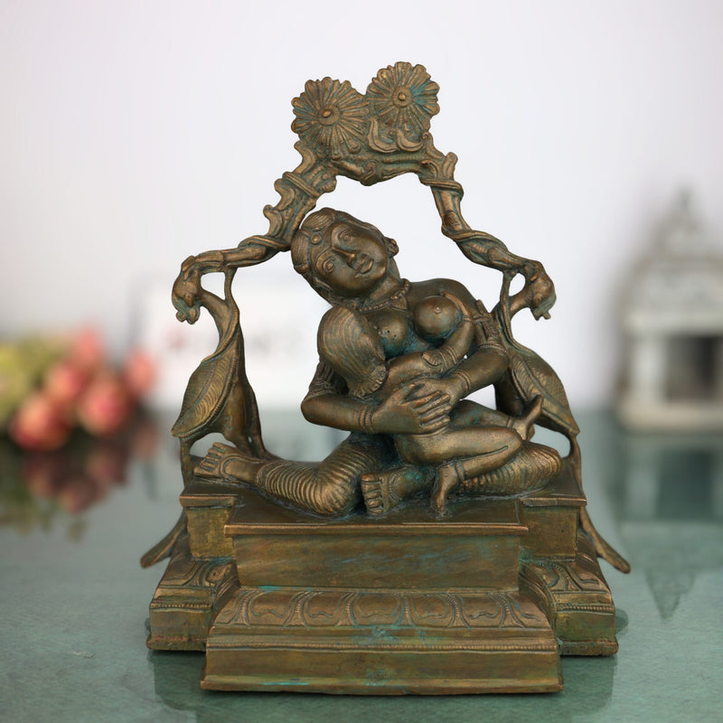Panchaloha Yashoda Mata Breastfeeding Baby Krishna Bronze Idol – Handcrafted Chola Art Nursing Mother Statue, Amma Paal Kudukkum, Maa Doodh Pilati Hui, Mother Feeding Child Sculpture for Home Temple Décor,Brown,9Inch,1pice