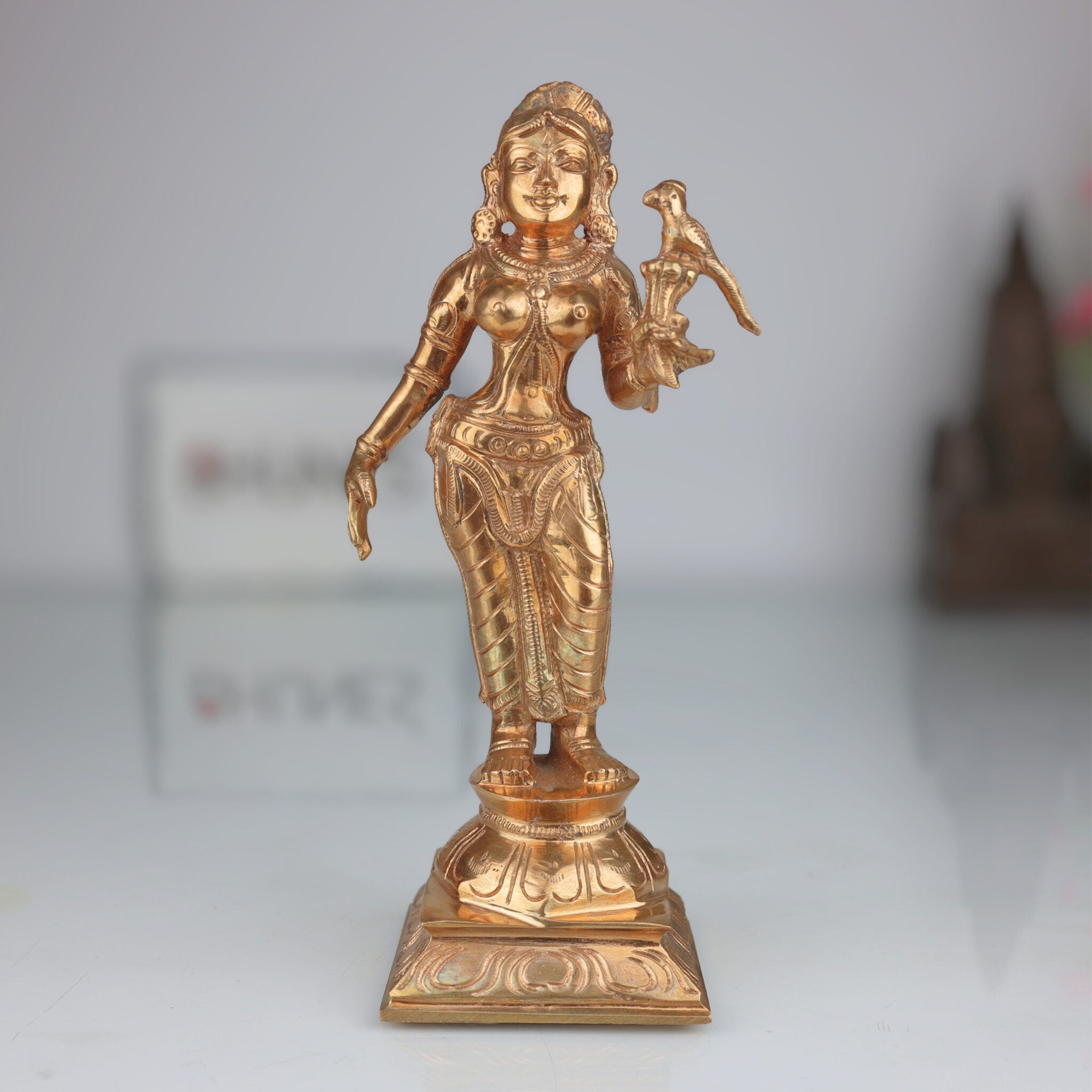 Handcrafted Bronze Meenakshi Amman Idol | Panchaloha Madurai Meenakshi Devi Murti | Fish-Eyed Goddess | Meenatchi Parvati Sculpture for Temple & Home,  Decor