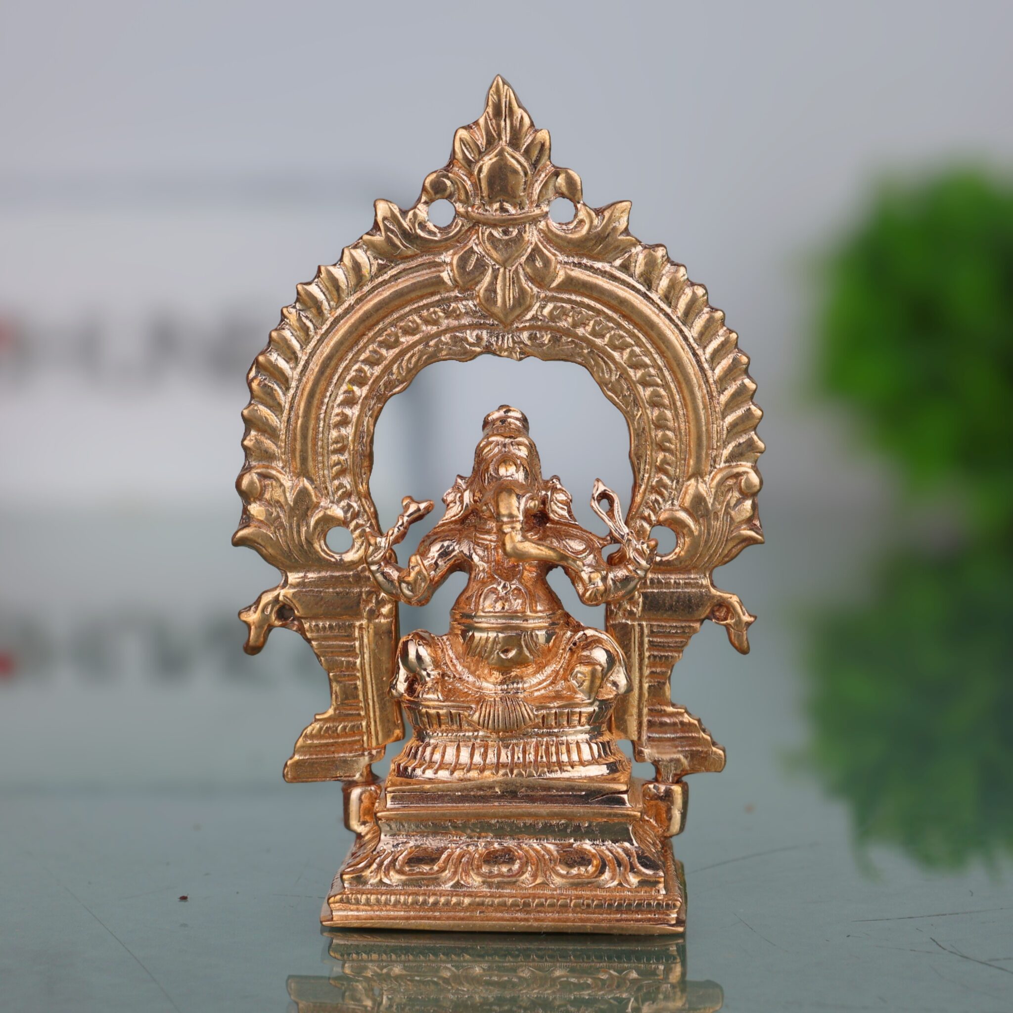 Bronze Small Ganesha Idol with Prabhavali, Panchaloha Vinayaka Murti, Siddhivinayak Statue, Handcrafted Chola Art Ganapati for Home & Temple Pooja, Gold, 3 Inch, 1 Piece