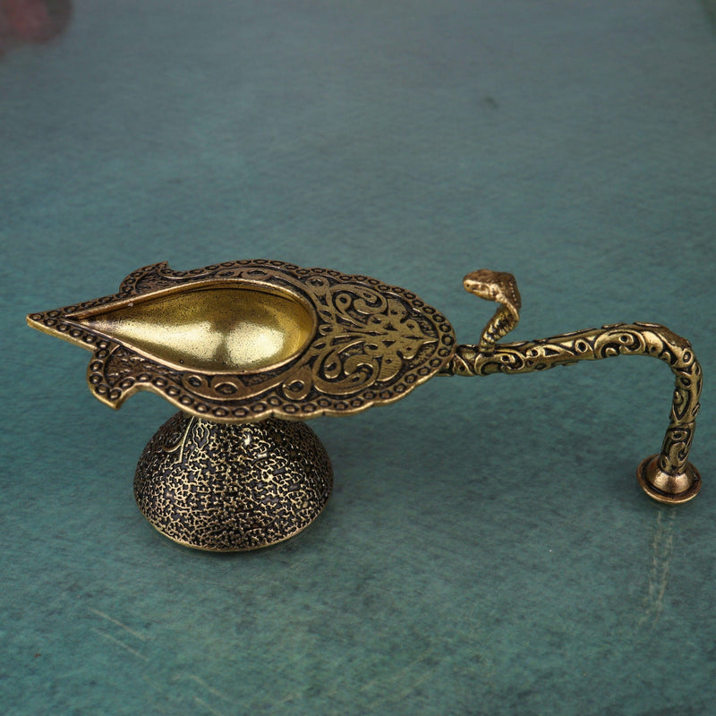 Brass Aarti Diya for Pooja, Handmade Peetal Oil Lamp, Traditional Deepak, Decorative Festival Diya for Diwali, Navratri, Temple, Home, and Spiritual Ceremonies, Gold, 1.5 Inch, 1 Piece