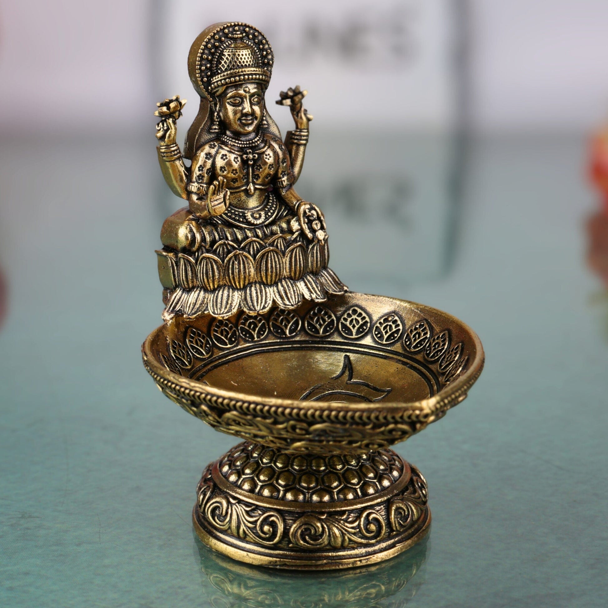 Brass Lakshmi Deepam Mahalakshmi Vilakku Kuthu Diya Pital Oil Lamp Laxmi Deepak Idol for Puja Temple Decoration Home Mandir Gift, Gold, 3.5 Inch, 1 Piece