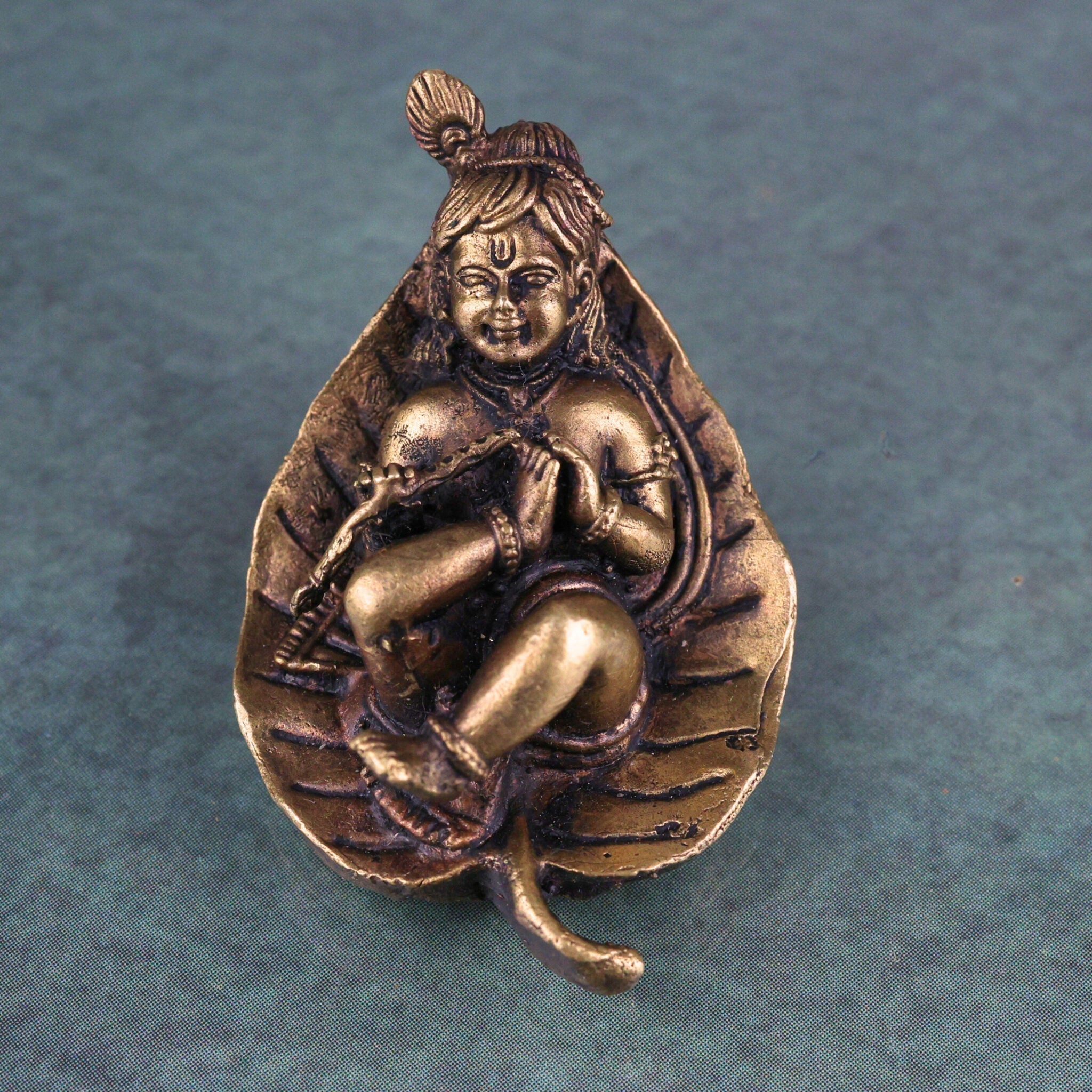 Brass Bal Krishna on Leaf Idol, Peetal Baby Gopala Murti, Handcrafted Govinda Kanha Statue for Pooja Home Decor, Gold, 1 Inch, 1 Piece