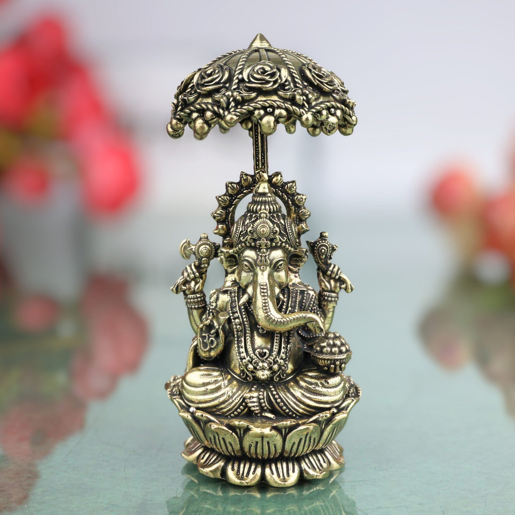 Brass Ganesha Idol with Umbrella, Handcrafted Vinayaka Ganapati Vinayagar Pillaiyar Murti, Mangalmurti Vighnaharta for Pooja Home Decor Gifts, Gold, 4.5 Inch, 1 Piece