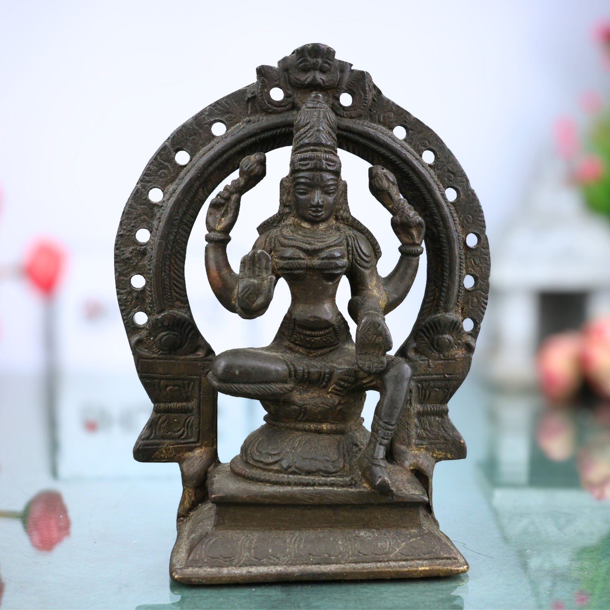 Brass Mahalakshmi Idol with Prabhavali – Shree Kamala Devi | Ashta Lakshmi Murti for Pooja Room, Temple, Home Decor & Gifts, Gold, 6.5 Inch, 1 Piece