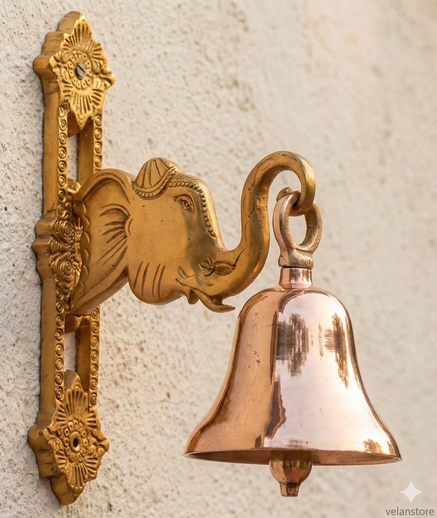 हाथ से निर्मित शुद्ध कांसे (कांसा) की लटकने वाली घंटी, सुंदर हाथी के डिज़ाइन वाले स्टैंड के साथ।