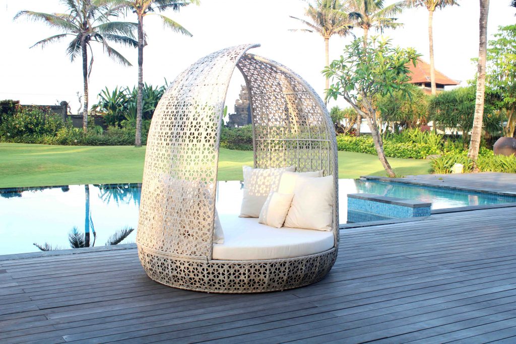 Lava Outdoor Poolside Sunbed With Cushion Daybed (White)