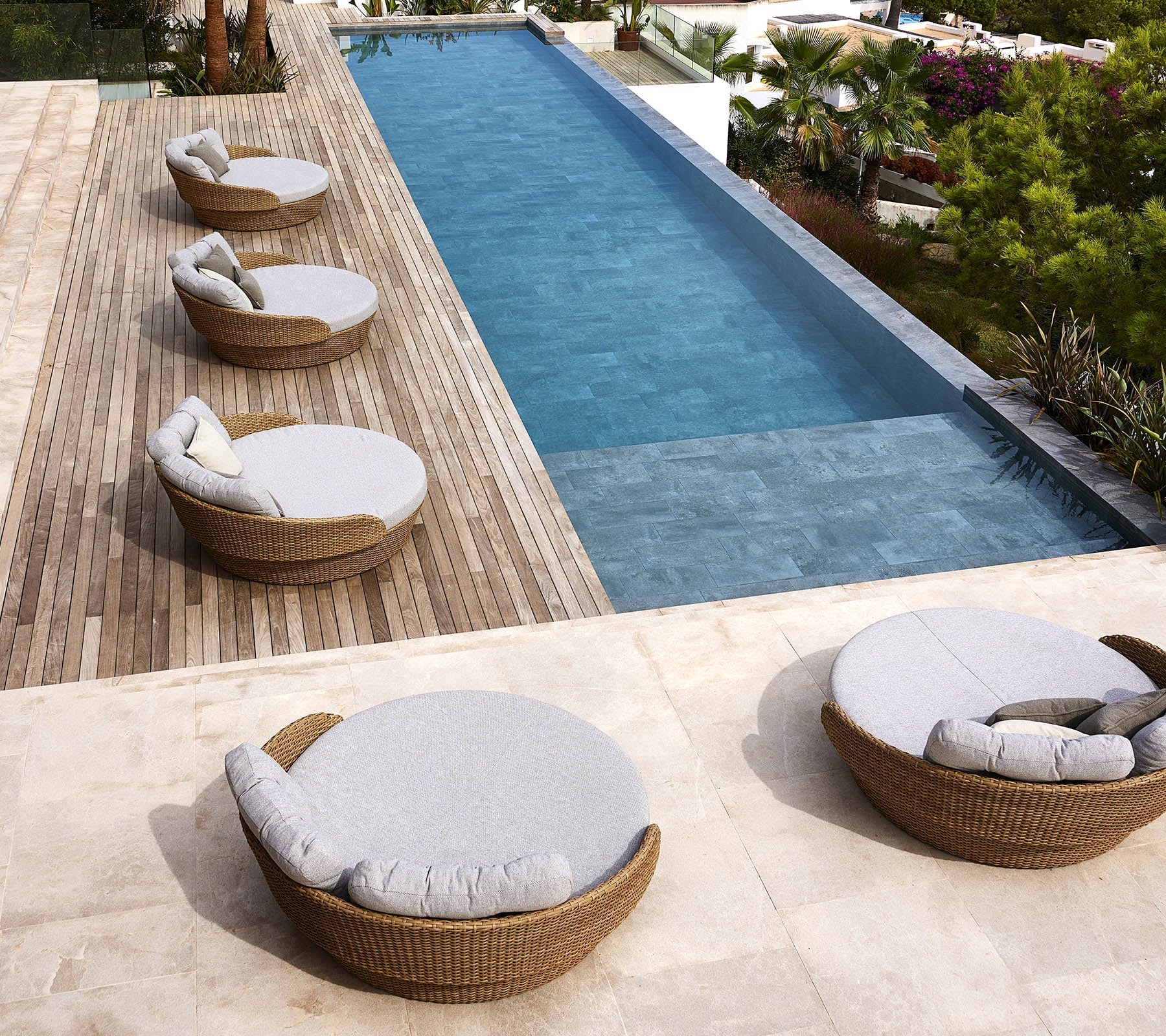 Borroni Outdoor Poolside Sunbed With Cushion Daybed (Honey Brown)