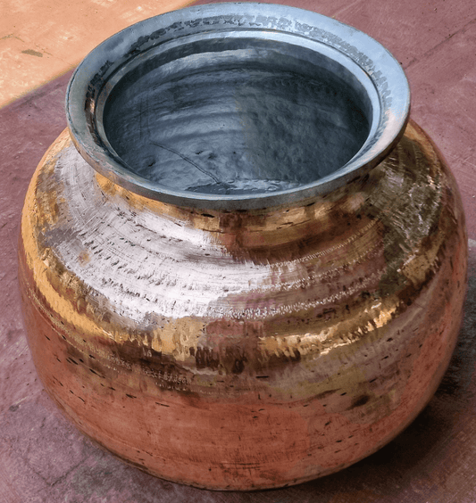 தகரம் பூச்சுடன் கூடிய பழங்கால செம்பு பெரிய பானை