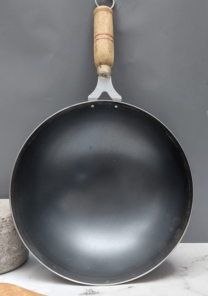 PURE IRON WOK WITH WOODEN HANDLE