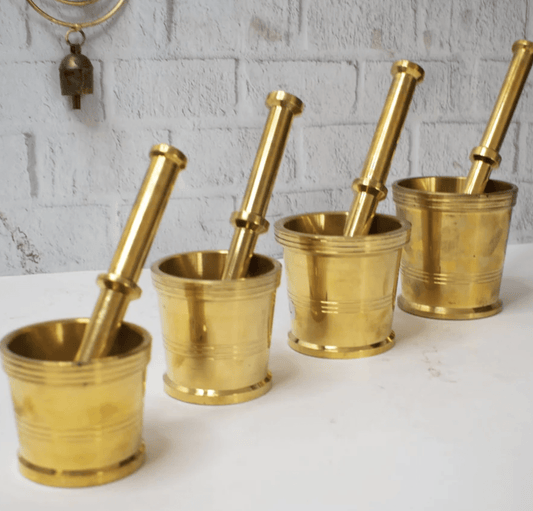 பித்தளை சாந்து &amp; பூச்சி