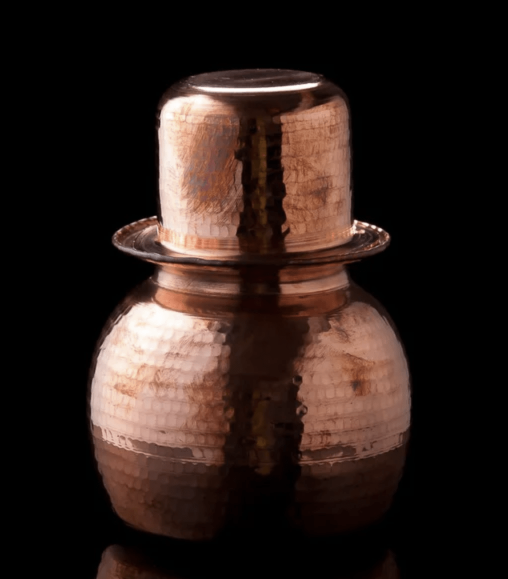 कप सहित तांबे का पानी का बर्तन (सोम्बू - लोटा)