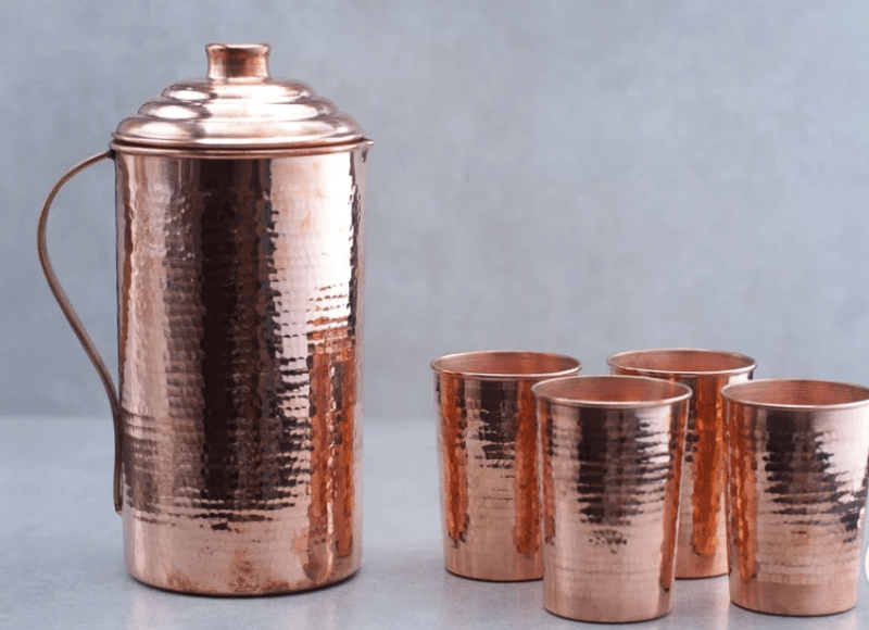 செம்பு நீர் குடம் மற்றும் டம்ளர்: 1 செம்பு குடம் மற்றும் 4 செம்பு கண்ணாடிகளின் தொகுப்பு