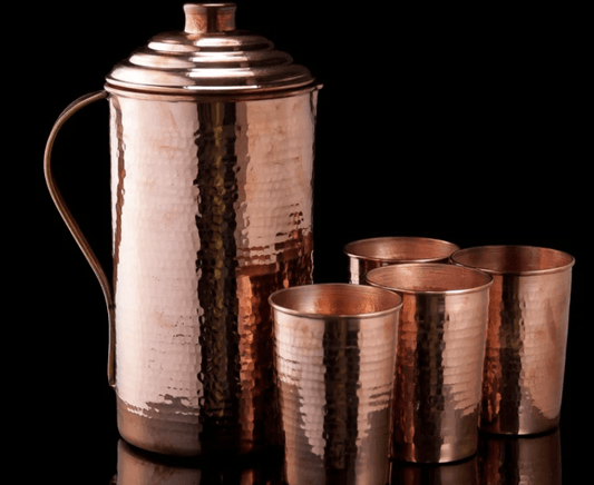 செம்பு நீர் குடம் மற்றும் டம்ளர்: 1 செம்பு குடம் மற்றும் 4 செம்பு கண்ணாடிகளின் தொகுப்பு